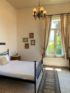 Posteľ alebo postele v izbe v ubytovaní Yioklima - Renovated Neoclassical House with two bedrooms