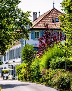 una casa con un jardín delante de ella en Hostellerie Le Petit Manoir en Morges
