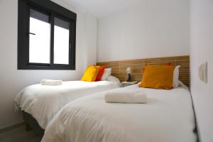 A bed or beds in a room at SOUL Malaga City Apartment Még 27 kép
