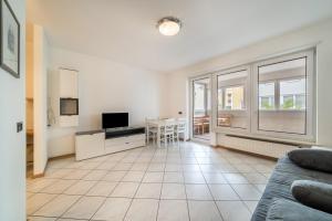 a living room with a couch and a table with a television at Appartement Laurin in Merano