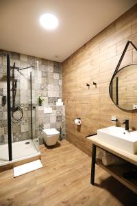 W łazience znajduje się wanna, umywalka i prysznic. w obiekcie Dubno Eat & Sleep w mieście Nová Dubnica