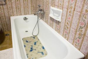 a bathroom with a bath tub with a towel at B&B Pleris in Asolo