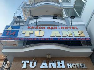 un panneau d'hôtel sur le côté d'un bâtiment dans l'établissement Khách Sạn Tú Anh, à Hà Tiên