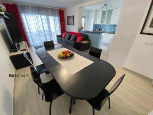uma mesa de jantar e cadeiras numa sala de estar em Manta Villa em Manta Rota