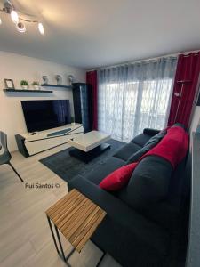 - un salon avec un canapé et une télévision dans l'établissement Manta Villa, à Manta Rota