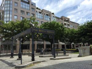 un panneau de rue devant un bâtiment dans l'établissement Lost inn Lyon Part dieu -Entre centre ville et gare part dieu -Netflix, à Lyon