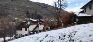 una casa en una colina cubierta de nieve en Bilocale 400 mt impianti sci e box auto, en Pontagna