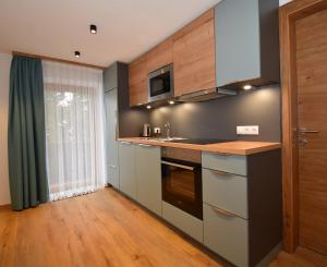 A kitchen or kitchenette at Haus Hubertus