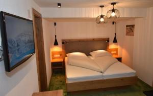 A bed or beds in a room at Haus Hubertus
