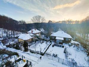 una vista aerea di una casa ricoperta di neve di Leśny Zakątek a Danzica