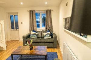 a living room with a couch and a tv at The Mews, Amazing Newport 2 BR, Excellent location, Parking, Perfect for Contractors in Newport