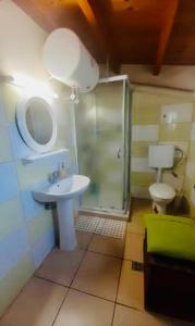 コルフ・タウンにあるSolari Cosy Studio 1のバスルーム(シャワー、洗面台、トイレ付)