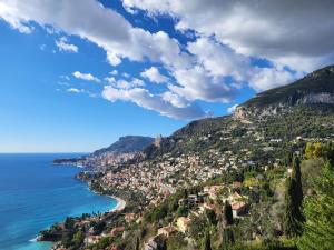 une vue sur le positano sur la côte amalfi dans l'établissement Studio Mer Montagne, à Roquebrune-Cap-Martin
