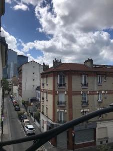 uitzicht op een straat met gebouwen en auto's bij Studio cosy et confortable collé à La Défense in Courbevoie