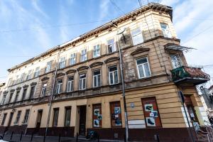 リヴィウにあるПростора квартира в центрі Львоваの通路角の古い建物