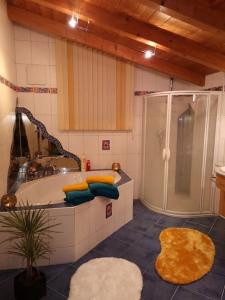 La salle de bains est pourvue d'une baignoire et d'une douche. dans l'établissement Dachgeschosswohnung am Waldrand, à Arzl im Pitztal