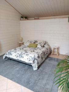 - un lit dans une pièce avec deux tables dans l'établissement Studio 2 personnes Bannalec, à Bannalec
