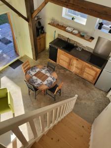 Cottage cosy à la campagne في Queyssac: اطلالة علوية على مطبخ مع طاولة وكراسي