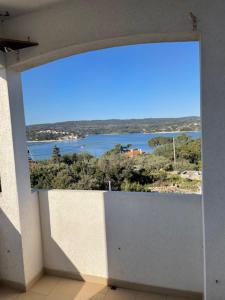 ventana grande en un edificio con vistas al agua en Island Šolta Comfort apartment Modesty, en Nečujam