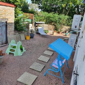 een tuin met stoelen en een tafel en stoelen bij LA MEUTE in Mars-sur-Allier