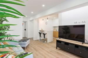 un soggiorno con una grande TV a schermo piatto di Apartamento Magnifico em Oeiras a Paço de Arcos