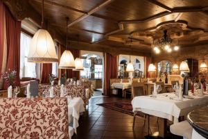 フルプメスにあるHotel Medrazerhofの木製の天井、テーブルと椅子のあるレストラン