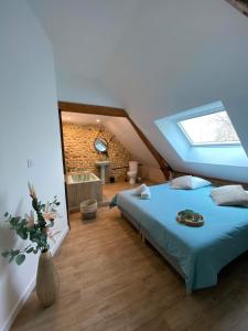 1 dormitorio con 1 cama y baño con ventana en Sophie LE FEUVRE - Soins Energétiques, en Baugé