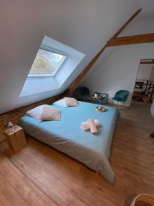 1 dormitorio con 1 cama con 2 toallas en Sophie LE FEUVRE - Soins Energétiques, en Baugé