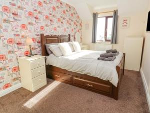 una camera con un letto e una parete coperta di adesivi di Cherry Tree House a Penzance