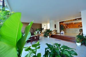 - un hall avec un bouquet de plantes et une table dans l'établissement Evergreen Hill Resort, 