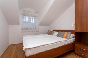 Postel nebo postele na pokoji v ubytování Apartments Crnekovic Jasna