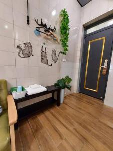 a waiting room with a bench and a door at 鹿鹿咪民宿 in Lukang +33 photos