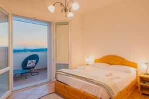1 dormitorio con 1 cama grande y balcón en Villa Gioielli en Noto