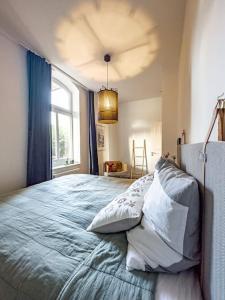 a bedroom with a large bed with a ceiling at Ruhige und schöne Wohnung im Herzen von Plön. in Plön