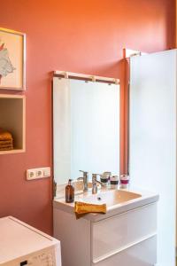 a bathroom with a sink and a mirror at Ruhige und schöne Wohnung im Herzen von Plön. in Plön