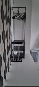 una silla en una habitación con espejo en Sibani@ Dolphin coast, en Ballito