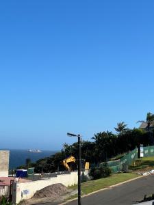 una luz de la calle a un lado de una carretera en Sibani@ Dolphin coast, en Ballito 1 foto más
