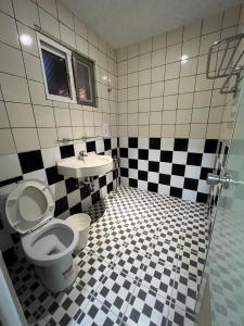 ein Bad mit einem WC und einem Waschbecken in der Unterkunft 5-1 Homestay in Kenting