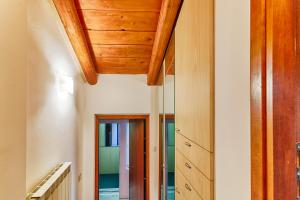 pasillo con techo de madera y espejo en Trieste Loft Central Apartment en Trieste