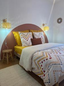 um quarto com uma cama grande e uma cabeceira em madeira em Snug & Cosy proche gare PartDieu, accès facile aéroport et Eurexpo em Villeurbanne