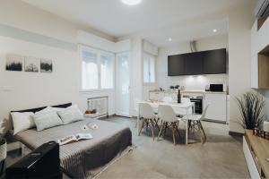 ein Wohnzimmer mit einem Bett, einem Tisch und Stühlen in der Unterkunft Realkasa Graziella in Bologna
