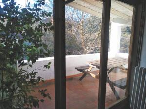 una puerta corredera de cristal con una mesa de picnic en el patio en Ca la iaia Veva, en Sant Joan les Fonts