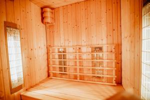 een lege kamer met houten lambrisering en ramen bij Cottage Planska koča in Vitanje