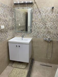 Un baño de Lovely 3 bedroom ground floor flat. Private garden