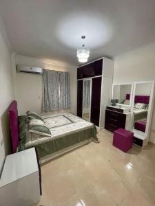 Una cama o camas en una habitación de Lovely 3 bedroom ground floor flat. Private garden