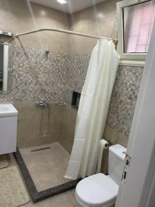 Un baño de Lovely 3 bedroom ground floor flat. Private garden 21 fotos más