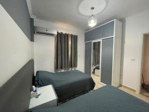 Una cama o camas en una habitación de Lovely 3 bedroom ground floor flat. Private garden