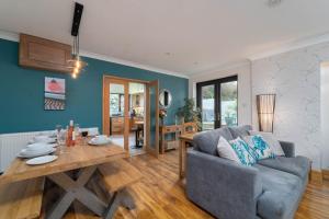ein Wohnzimmer mit einem Sofa und einem Tisch in der Unterkunft Trevelyan in St Ives