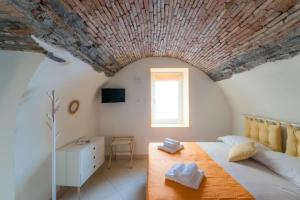 ein Schlafzimmer mit einem großen Bett und einer Steindecke in der Unterkunft La casa dei tre pesci - Appartamento Alborella in Torno