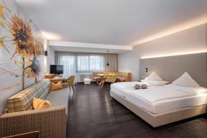 Postel nebo postele na pokoji v ubytování Baumgartner's Blumenhotel + 21 fotografií